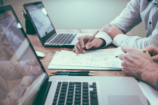 Comparing business options on laptop - Trendsi vs Zendrop vs Doliras