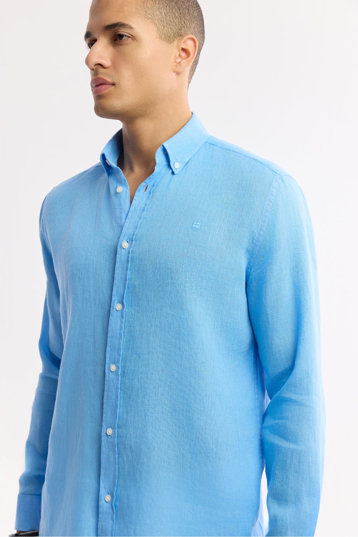 AVVA Men's Blue Linen Shirt - Back
